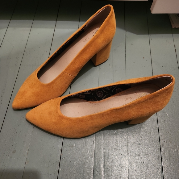 Anthropologie Seychelles Rehearse Mustard Yellow Block Heel Pointed Toe Pumps - Picture 2 of 6